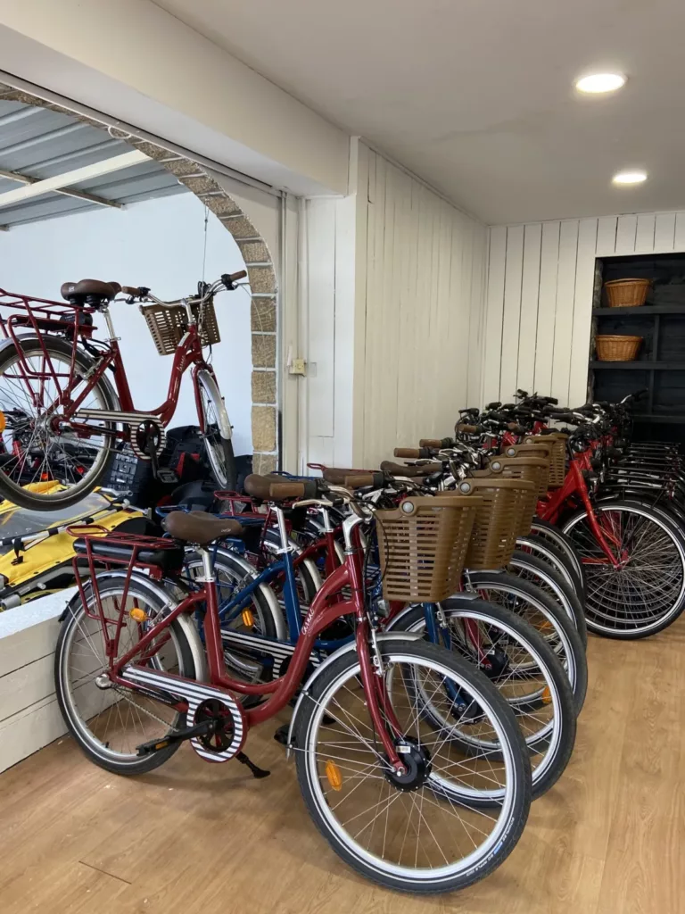 intérireur de la boutique de carnac point de location de vélo pour devenir loueur de vélos