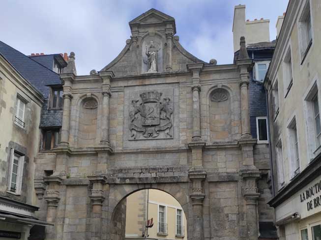 Porte de la vieille ville de Vannes Balade vélo à Vannes Van'Elade partenaire de Vannes location de vélos par Véloc'Ouest, location de vélos à Vannes
